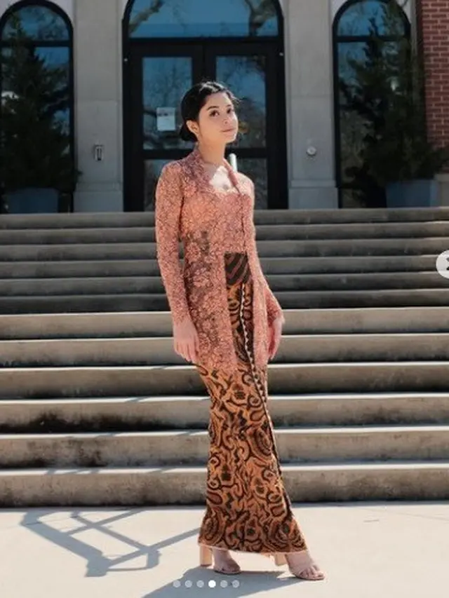 Yoriko Angeline pakai kebaya rancangan Didiet Maulana saat wisuda Western Michigan University AS (Foto: Instagram yorikooangln_)