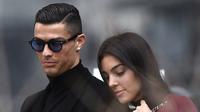 Cristiano Ronaldo dengan kekasihnya, Georgina Rodriguez. (OSCAR DEL POZO / AFP)