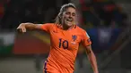 Gelandang Belanda, Danielle van de Donk melakukan selebrasi usai mencetak gol ke gawang Inggris saat pertandingan semifinal UEFA Women’s Euro 2017 di Stadion FC Twente, di Enschede (3/8). Belanda menang 3-0 atas Inggris. (AFP Photo/John Thys)