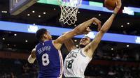 Pemain Celtics, Abdel Nader saat akan mengedunk bola ((AP Photo/Winslow Townson))
