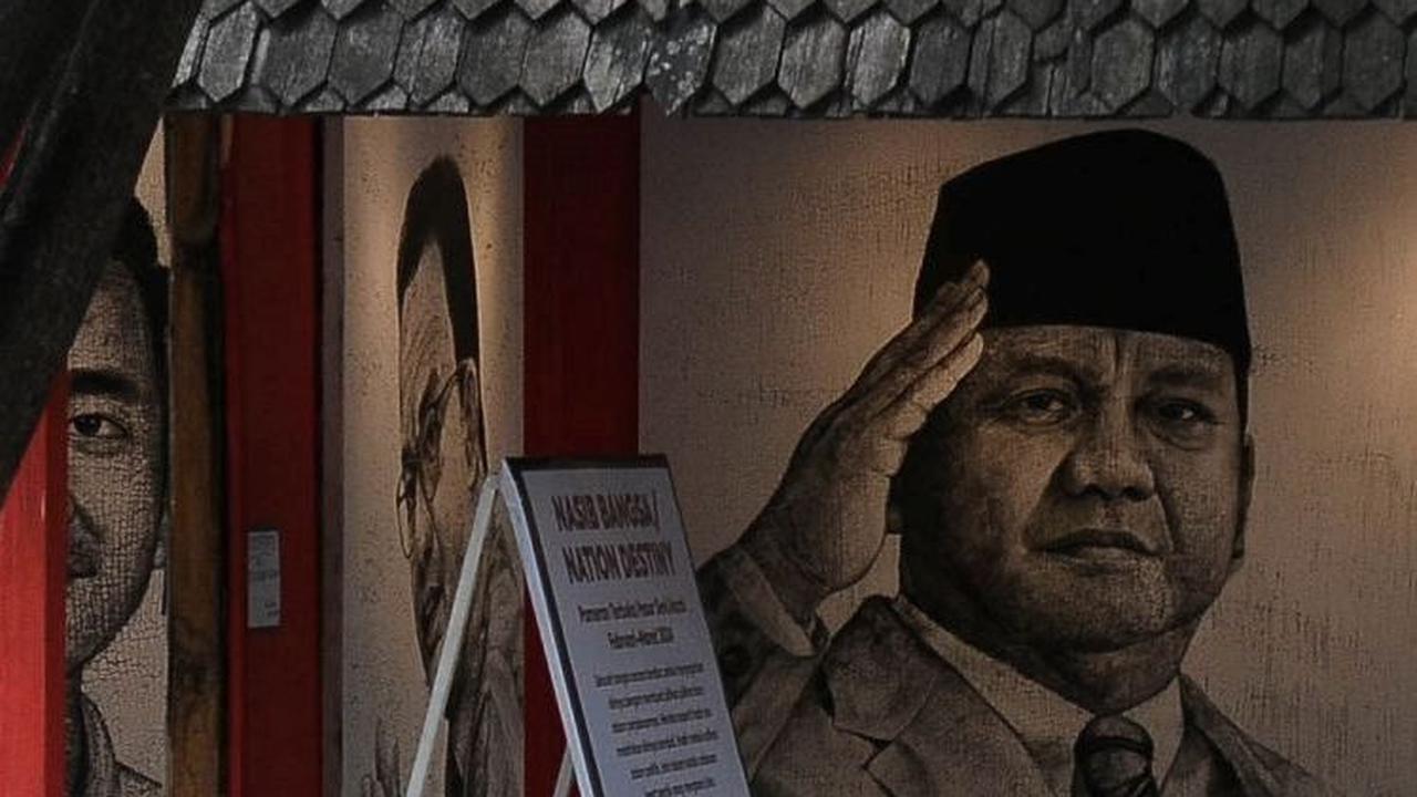 FOTO: Pasar Seni Ancol Pajang Lukisan Hitam Putih Pasangan Calon Presiden 2024 Jelang Pengumuman Hasil Rekapitulasi Suara KPU RI