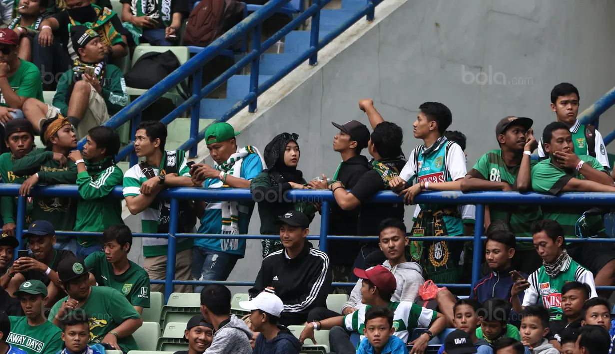 Suasana saat Bonek menunggu laga Persebaya melawan PSPS Riau pada laga 8 Besar Liga 2 Grup Y di Stadion GBLA, Bandung, Sabtu (18/11/2017). Persebaya Menang 1-0. (Bola.com/Nicklas Hanoatubun)