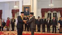 Presiden FIFA Gianni Infantino mendapat penghargaan bintang jasa dari Presiden Jokowi di Istana Negara Jakarta, Jumat (10/11/2023). (Liputan6.com/Lisza Egeham)