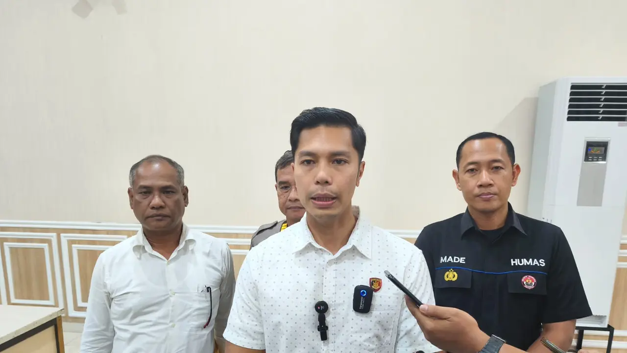 Kasat Reskrim Polres Metro Depok, Kompol Made Gede Oka Utama saat menjelaskan terkait penembakan yang dilakukan anggota kepolisian terhadap remaja melakukan tawuran.