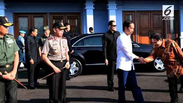 Presiden Joko Widodo atau Jokowi melakukan kunjungan kerja ke Tasikmalaya, Jawa Barat. Ada yang berbeda dari penampilan Jokowi. Kali ini Jokowi memilih gaya yang lebih santai.