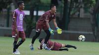 Pemain Persija Jakarta, Daryono (tengah) menjatuhkan rekannya saat sesi latihan jelang Piala AFC 2018 di Lapangan ABC, Senayan, Jakarta (27/2/2018). Persija melawan Tampines Rovers pada 28 Februari 2018. (Bola.com/Nick Hanoatubun)