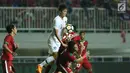 Pemain timnas Indonesia U-23 mencoba menghalangi pergerakan penyerang Korea Selatan U-23, Kim Jeung Ho pada laga persahabatan di Stadion Pakansari, Kab Bogor, Sabtu (23/6). Indonesia U-23 kalah 1-2. (Liputan6.com/Helmi Fithriansyah)