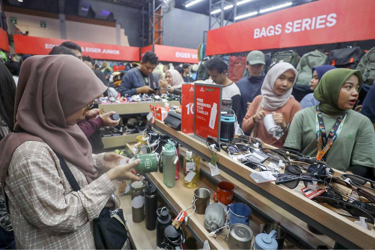 FOTO: Akhir Pekan, Pengunjung Berburu Perlengkapan Outdoor di Indofest 2025