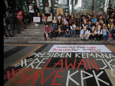 Puluhan pegiat Antikorupsi mengenakan topeng Wakil Ketua KPK, Bambang Widjojanto saat menggelar aksi di Gedung KPK, Jakarta, Sabtu (24/1/2015). (Liputan6.com/Herman Zakharia)