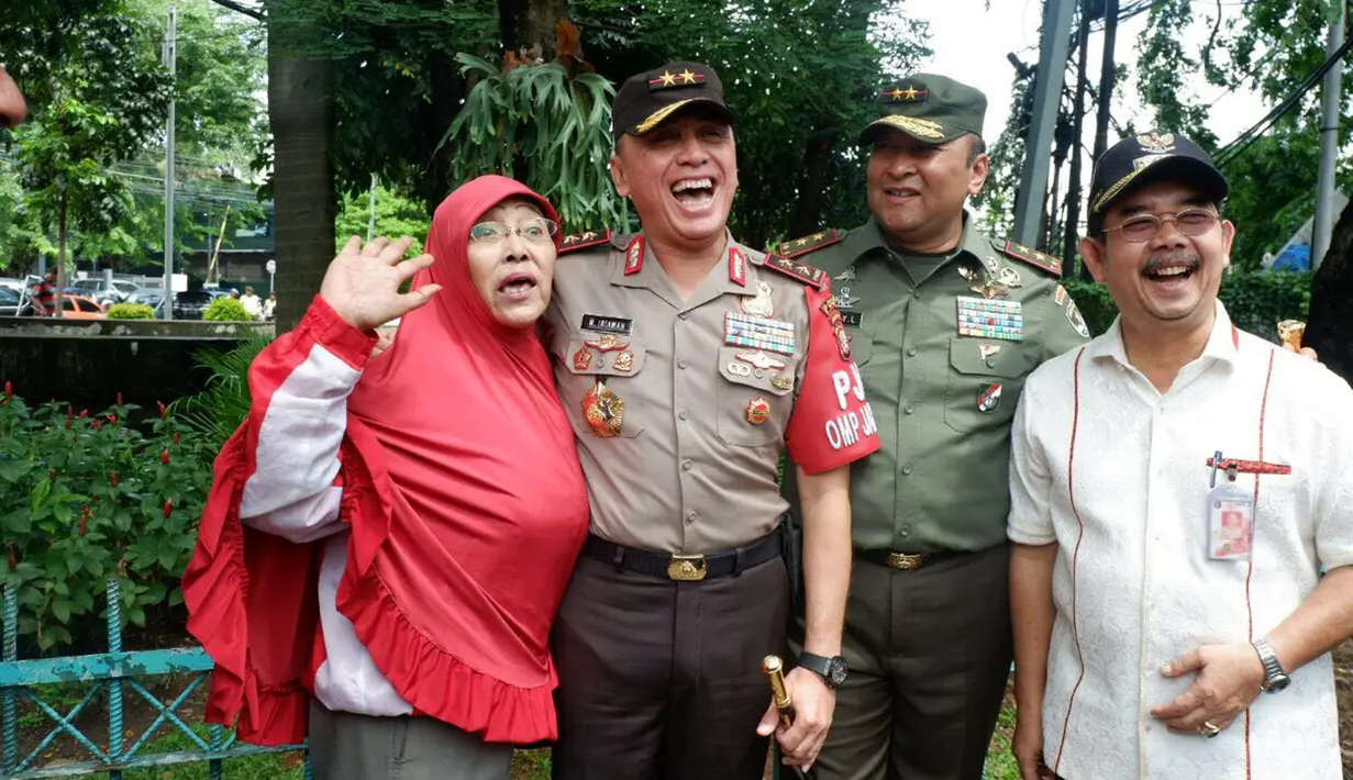 Kapolda Metro Jaya Irjen Pol M Iriawan bersama Pangdam Jaya Mayjen Teddy Lhaksmana berfoto bersama warga di TPS 4 Gambir, Jakarta Pusat, Rabu (15/2). Kapolda bersama Pangdam memantau pelaksanaan Pilkada DKI 2017di sejumlah TPS. (Dok. Istimewa)