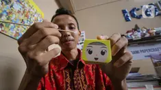 Karyawan melakukan rancang bangun model kertas atau papercraft di rumah produksi Ichinogami di Kemanggisan, Jakarta Barat, Kamis (31/8/2023). (Liputan6.com/Angga Yuniar)