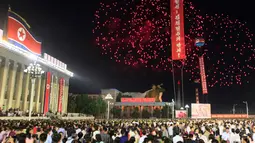 Pesta kembang api menghiasi langit Pyongyang saat merayakan kesuksesan peluncuran bom hidregon antarbenua di Kim Il Sung Square, Korea Utara, Rabu (6/9). Bom hidregon merupakan senjata nuklir terkuat yang pernah diciptakan. (AP/Jon Chol Jin)