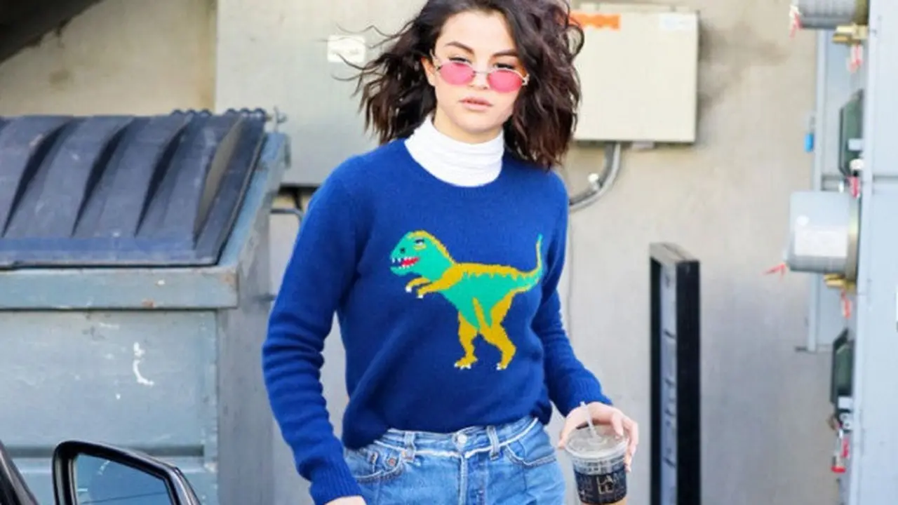 Gaya Padupadan T-shirt Putih ala Selena Gomez