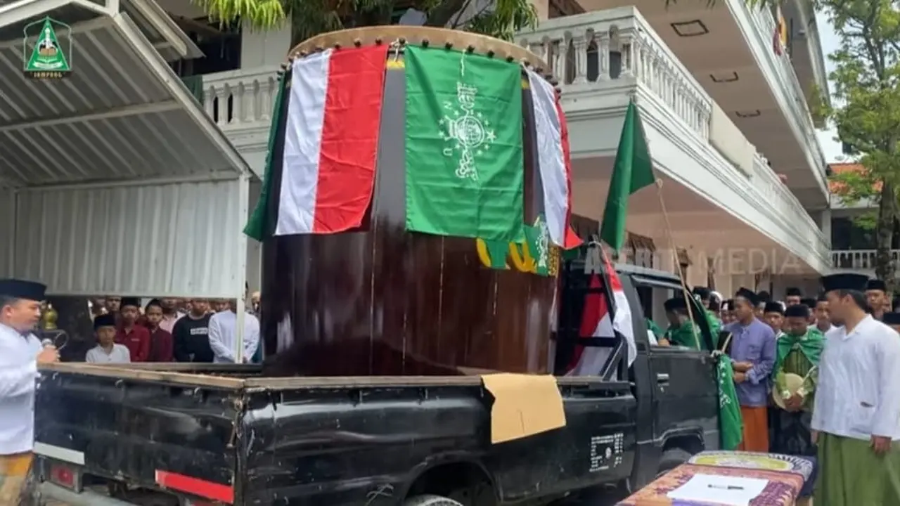 Satu dari Sembilan beduk bersejarah 1 Abad NU ada di Pesantren Assirojiyyah, Sampang, Madura. (Istimewa).
