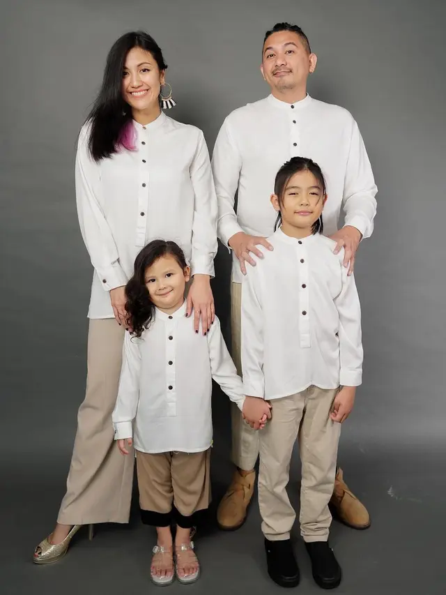 Family Potrait Ryan Delon dan Sharena, Selalu Kompak dengan Dua Buah Hati