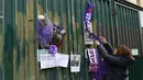 Penggemar menggantung syal ungu Fiorentina di pagar luar Stadion Artemio Franchi di Florence, Minggu (4/3). Fans melakukan aksi belasungkawa untuk mengenang sosok kapten Fiorentina Davide Astori yang meninggal dalam tidurnya. (Claudio GIOVANNINI/AFP)