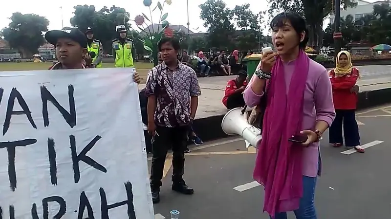 Aksi damai memperingati hari buruh internasional di Purwokerto diwarnai pembacaan puisi dan aksi teatrikal. (Foto: Liputan6.com/Muhamad Ridlo)