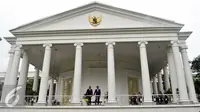 Suasana pertemuan Presiden Jokowi dengan PM Jepang, Shinzo Abe di Istana Kepresidenan Bogor, Jawa Barat, Minggu (15/1). Pertemuan itu juga membahas berbagai bidang, salah satunya‎ politik dan keamanan. (Liputan6.com/Panca Syurkani/Pool)