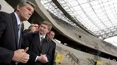 President of Ukraine Viktor Yushchenko (L) and President of FC Shakhtar, multi-millionaire Rinat Akhmetov (2L) visit the construction site of a stadium in the country's eastern industrial city of Donetsk on April 17, 2008. AFP PHOTO/MYKOLA LAZARENKO