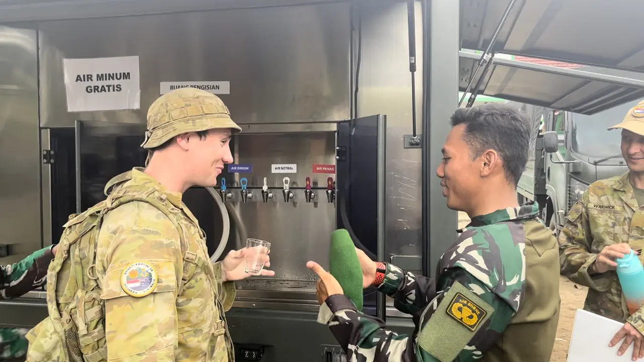 Tentara Nasional Indonesia (TNI) berkolaborasi dengan Australian Defence Force (ADF) dalam simulasi penyediaan air bersih bagi masyarakat terdampak bencana alam di Bayah, Kabupaten Lebak, Banten