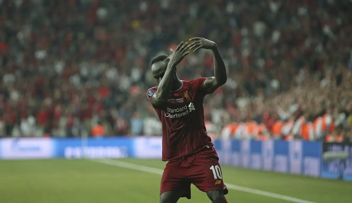 Penyerang Liverpool, Sadio Mane berselebrasi setelah mencetak gol ke gawang Chelsea pada pertandingan Piala Super Eropa 2019  di Besiktas Park, di Istanbul (15/8/2019). Sane mencetak dua gol di pertandinga ini . (AP Photo/Emrah Gurel)