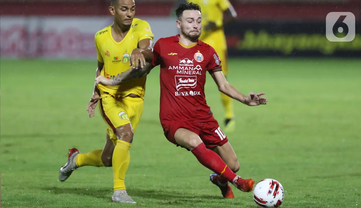 Pemain tengah Bhayangkara FC, Renan da Silva (kiri) berebut bola dengan gelandang Persija, Marc Anthony Klok pada lanjutan Shopee Liga 1 Indonesia di Stadion PTIK, Jakarta, Sabtu (14/3/2020). Laga kedua tim berakhir imbang 2-2. (Liputan6.com/Helmi Fithriansyah)