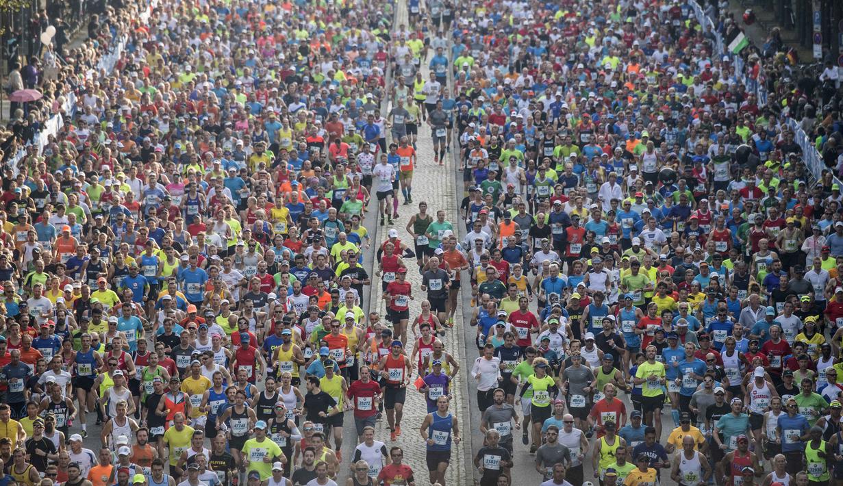 Ribuan pelari ambil bagian dalam ajang Berlin Maraton ke-43 di Berlin (25/9/2016). (AFP/John Macdougall)