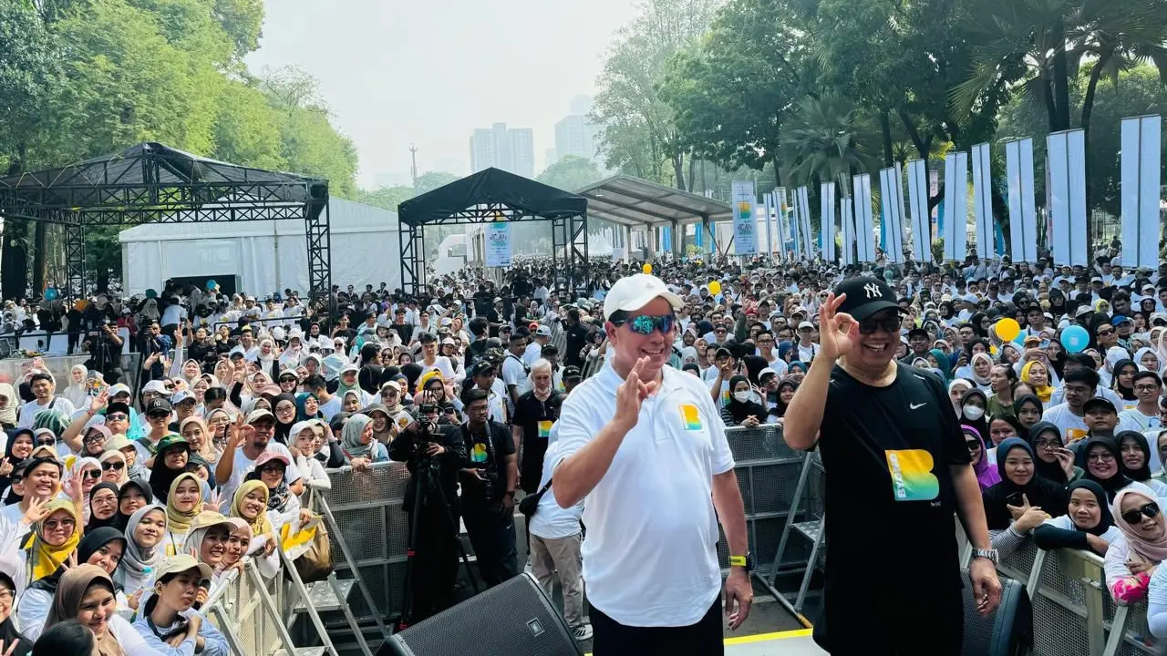 BSI menggelar Funwalk BYOND Day dari Kawasan Bundaran HI menuju Gelora Bung Karno (GBK) Senayan. Funwalk ini dilepas oleh Komisaris Utama BSI Muliaman D. Hadad dan Direktur Utama BSI Hery Gunardi. (Dok BSI)
