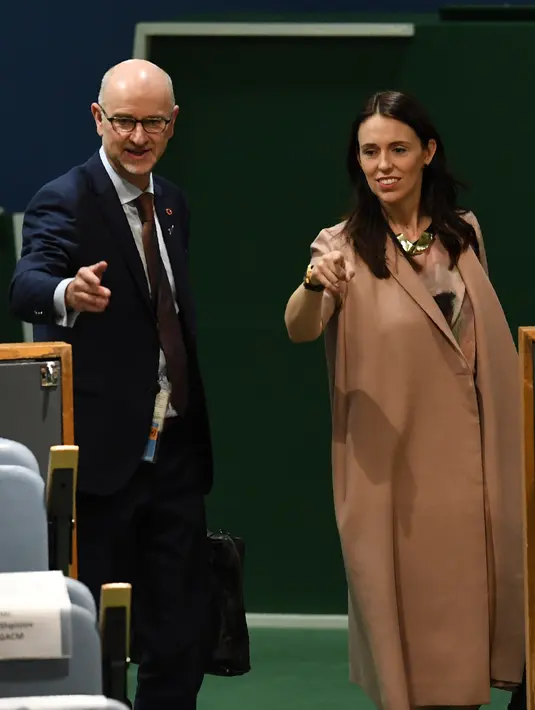 Perdana Menteri Selandia Baru, Jacinda Ardern tiba untuk menghadiri Nelson Mandela Peace Summit di markas PBB, New York, Senin (24/9). Ini merupakan debut Ardern di Sidang Umum sejak menjadi orang nomor 1 di Selandia Baru. (AFP/Don EMMERT)