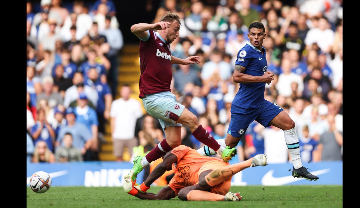 Gol Maxwell Cornet dianulir karena wasit menganggap kiper Edouard Mendy dilanggar oleh Jarrod Bowen sebelum bola jatuh ke rekan setimnya itu. (AFP/Adrian Dennis)
