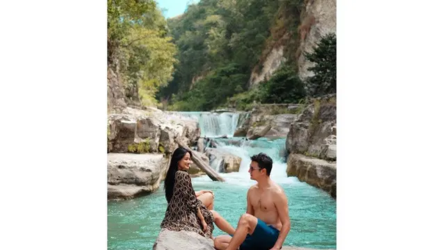 6 Potret Romantis Titi Kamal dan Christian Sugiono Saat Liburan