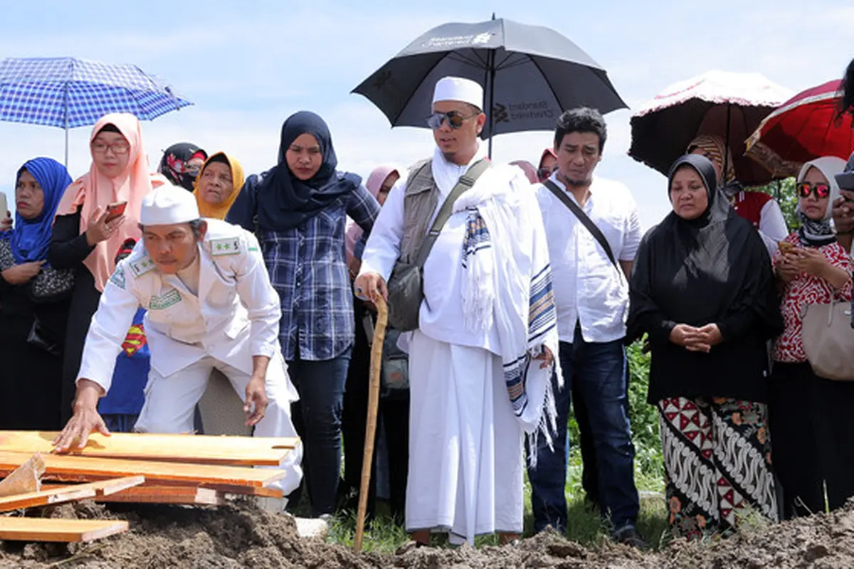 [Bintang] Pemakaman Istri Opick