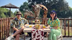 Seimbang dalam menjalani kehidupan, pasangan ini selalu punya waktu untuk jalani momen kebersamaan berdua. Salah satunya ialah dengan menjalani liburan bareng, baik itu ke pantai, luar negeri hingga main bareng jerapah di Taman Safari (Liputan6.com/IG/@kenesandari)
