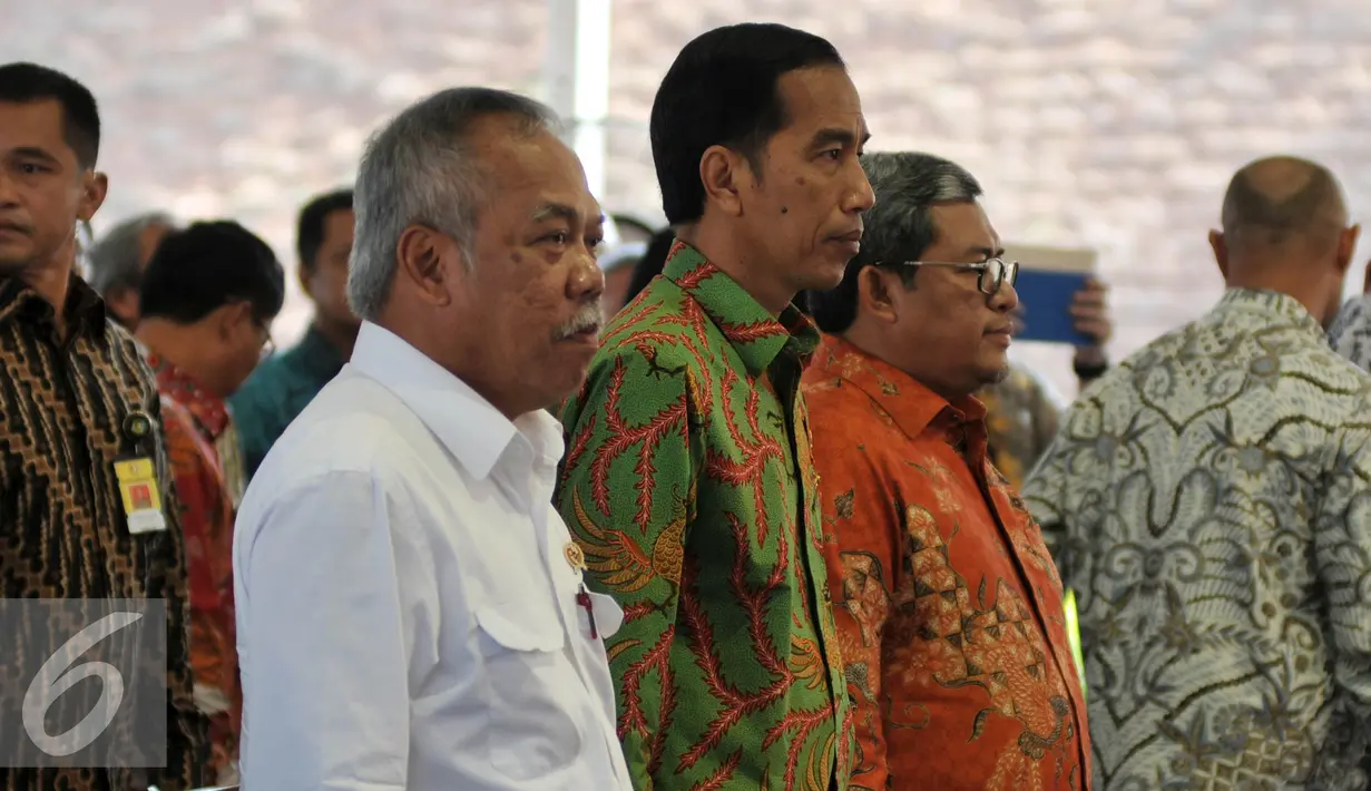 Presiden Joko Widodo (tengah) saat mengikuti peresmian pengoperasian jalan tol Cikopo-Palimanan, Jawa Barat, Sabtu (13/6/2015). Jalan tol tersebut menghubungkan daerah Cikopo (Purwakarta) dengan Palimanan (Cirebon) Jawa Barat. (Liputan6.com/Johan Tallo)