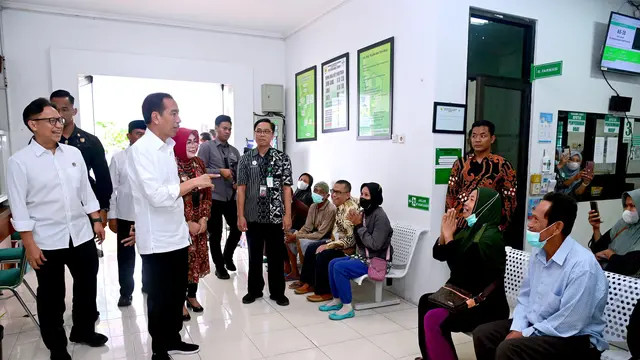 Presiden Joko Widodo atau Jokowi meninjau Puskesmas Toroh 1, Kabupaten Grobogan, Provinsi Jawa Tengah, Selasa (23/1/2024).