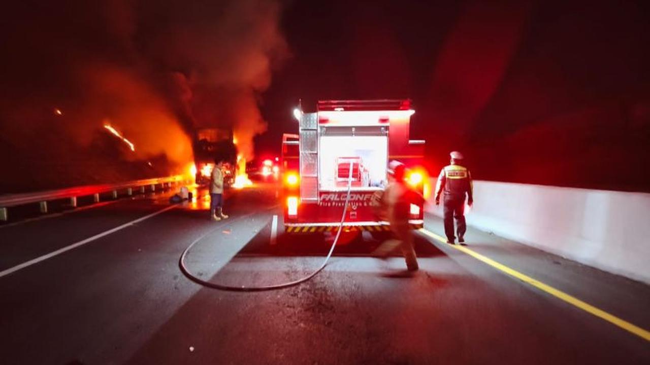 Detik-detik Bus Tingkat Gunung Harta Terbakar di Tol Madiun