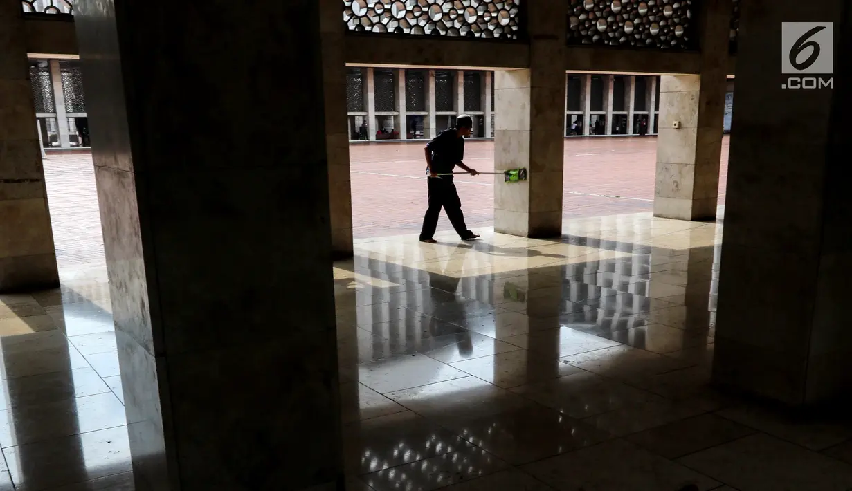  Pekerja membersihkan pilar masjid dalam rangka program Ramadan Tanpa Batas di Masjid Istiqlal, Jakarta, Kamis (15/06). Kegiatan bersih-bersih masjid digelar di 11 kota. (Liputan6.com/Fery Pradolo)