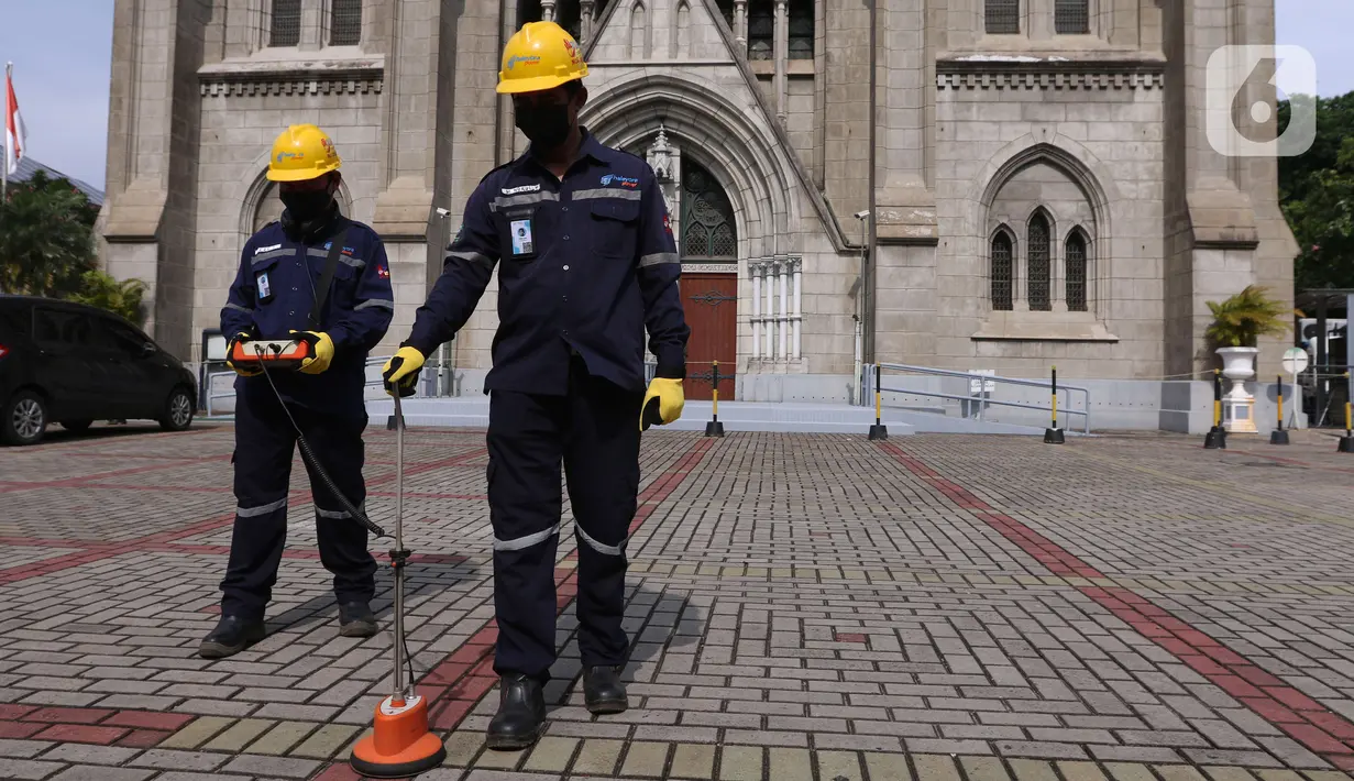 Petugas PLN UID Jaya mengecek listrik di lingkungan Gereja Katedral, Jakarta, Rabu (22/12/2021). PLN UID Jaya menyiagakan 2.356 personel yang tersebar di 16 unit posko dan 1 Unit Pelaksana Pengatur Distribusi Jakarta untuk siaga kelistrikan perayaan Natal dan Tahun Baru. (Liputan6.com/Angga Yuniar)