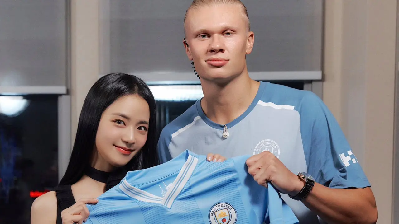 Penyerang Manchester City, Erling Haaland berfoto bareng Jisoo Blackpink.
