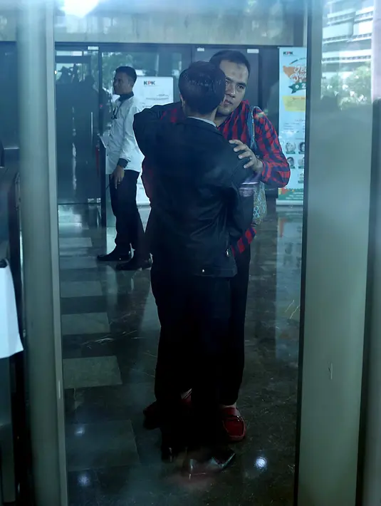 Penyanyi biasa disapa Ipul itu datang menggunakan mobil tahanan. Menurut juru bicara KPK, Ipul diperiksa sebagai tersangka. "Yang bersangkutan (Saipul Jamil) diperiksa sebagai tersangka," kata juru bicara KPK, Febri Diansyah. (Nurwahyunan/Bintang.com)