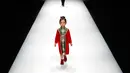 Seorang model anak berjalan di atas catwalk memperagakan karya desainer Amelie Wang pada China Fashion Week di Beijing,  31 Oktober 2017. (AP Photo/Andy Wong)