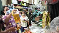 Wamendag Jerry Sambuaga saat memastikan pasokan minyak goreng, di Pasar Tradisional KM 5 Palembang Sumsel (Liputan6.com / Nefri Inge)