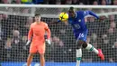 Pemain Chelsea Kalidou Koulibaly menyundul bola saat melawan Bournemouth pada pertandingan sepak bola Liga Inggris di Stadion Stamford Bridge, London, Inggris, 27 Desember 2022. Chelsea mengalahkan Bournemouth dengan skor 2-0. (AP Photo/Kin Cheung)