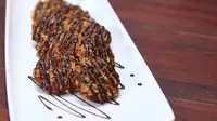 Simpel, mari membuat cookies chocolate cornflakes bersama keluarga untuk menyambut tamu lebaran. (dok.Masak.tv/Dinny Mutiah)