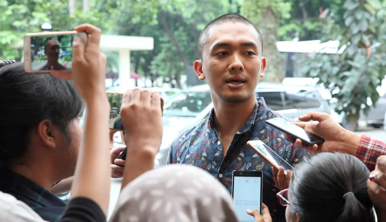 "Itu satu akun ada beberapa berita, itu ada Prisia Nasution, Gue, Inul temanya sama G30S/PKI, di waktu yang sama. Cuma bedanya kan gue langsung klarifikasi jadi keliatannya ramai," ujar Uus. (Nurwahyunan/Bintang.com)