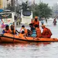 Tim penyelamat National Disaster Response Force (NDRF) mengevakuasi orang-orang dari daerah banjir menyusul hujan lebat di sepanjang pantai Teluk Benggala, Chennai, India, Selasa (5/12/2023). Badai Michaung mulai melanda di sepanjang garis pantai tenggara India pada hari Selasa, membawa serta hujan lebat dan angin kencang. (AP Photo)