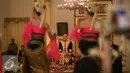 KGPH Prabu Suryodilogo menyaksikan tari Bedhaya Angronakung saat penobatan naik tahta PA X Puro Pakualaman di Bangsal Sewotomo, Yogyakarta, Kamis (7/1/2016). KGPH Prabu Suryodilogo  memperoleh gelar gelar KGPAA Paku Alam X. (Liputan6.com/Boy Harjanto)