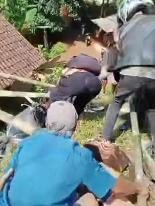 Proses evakuasi oleh warga sekitar