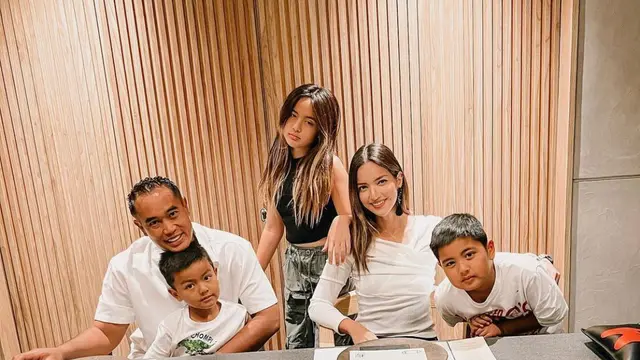 Potret Keluarga Nia Ramadhani (Instagram/@ramadhaniabakrie)