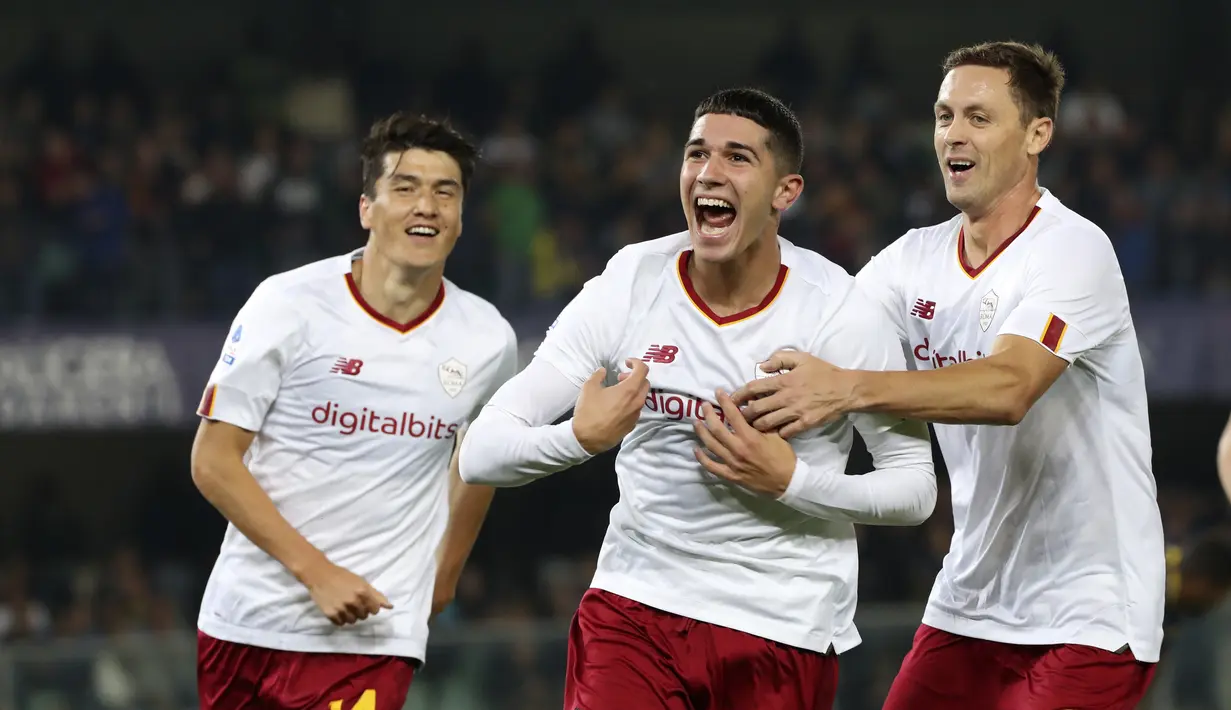 Pemain AS Roma, Cristian Volpato (tengah) berselebrasi usai mencetak gol ke gawang Verona pada pertandingan lanjutan Liga Serie A Italia di stadion Marcantonio Bentegodi, di Verona, Italia, Senin 31 Oktober 2022. Berkat hasil ini, Roma sukses naik ke peringkat empat klasemen dengan perolehan poin 25. (Paola Garbuio/LaPresse via AP)